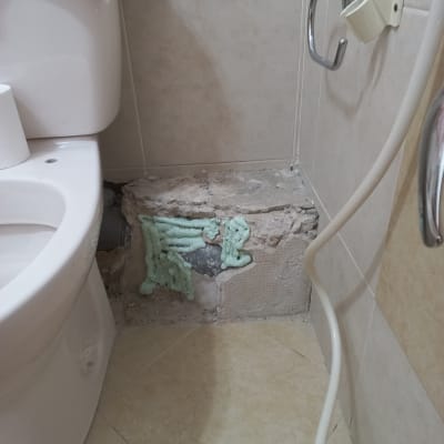 תיקון צנרת עם קצף בידוד ירוק ליד אסלה