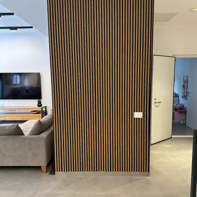 קיר עם חיפוי עץ פסים אנכיים