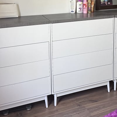 שידה לבנה עם מגירות על רצפת עץ