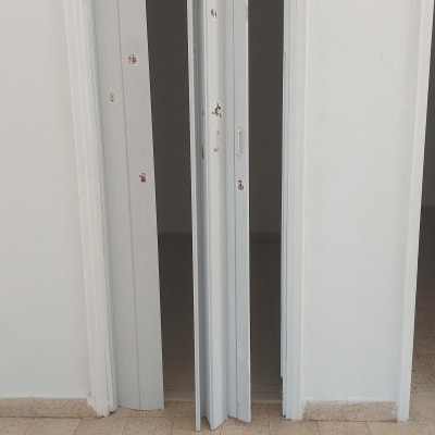 דלת מתקפלת לבנה עם מדבקות צבעוניות