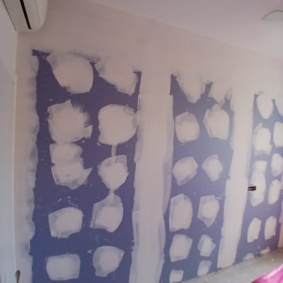 קיר גבס עם תיקוני שפכטל