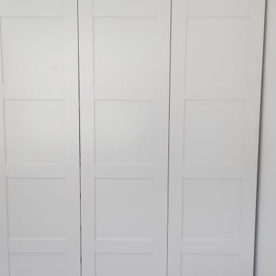 ארון לבן עם דלתות, כלי עבודה על הרצפה