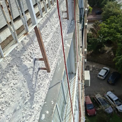 עבודת איטום על קיר חיצוני של בניין