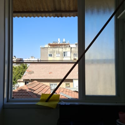 חלון עם נוף לגגות, מטבח עם כיריים