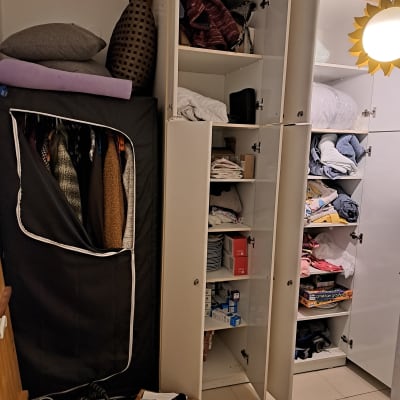 ארון בגדים פתוח עם בגדים ומוצרים מאורגנים