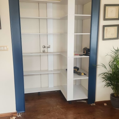 ארון מדפים פתוח עם כלים וכלי עבודה