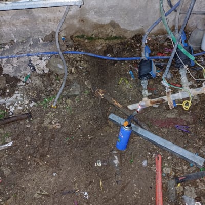 כלי עבודה של אינסטלטור, כולל מפתח צינורות ומבער גז