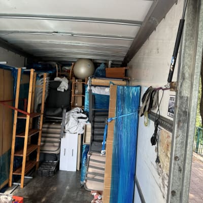 משאית הובלה עם רהיטים וציוד ארוזים