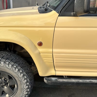 רכב צבוע בצבע בז