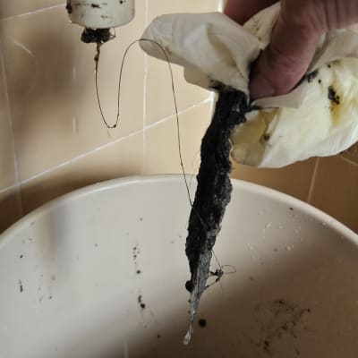 ניקוי סתימה בכיור עם לכלוך ושיער
