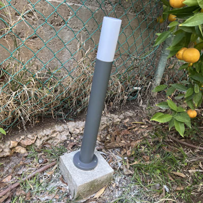 עמוד תאורה חיצוני מותקן על בסיס בטון