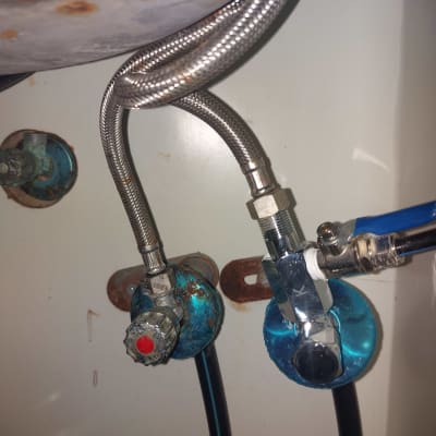 צינורות מתכת וברזים מתחת לכיור