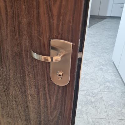 ידית ודלת עם מנעול מתכת