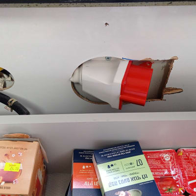 שקע חשמלי עם כבלים צהובים ושחורים