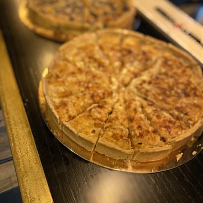 פשטידות חתוכות על מגש עץ כהה