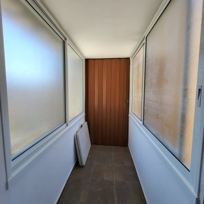 חלונות אלומיניום עם זכוכית חלבית במסדרון צר