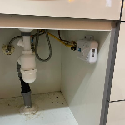 שסתום גז מותקן בארון מתחת לכיור מטבח