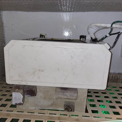 מכשיר חשמלי עם חוטים מחוברים על משטח רשת