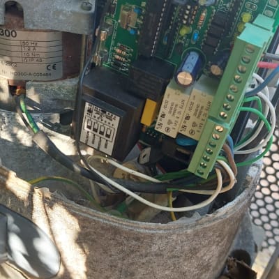 מעגל חשמלי פתוח בשער חשמלי עם חוטים חשופים