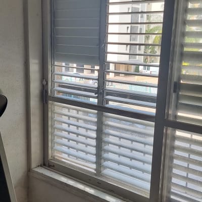 חלון זכוכית עם תריסים פתוחים למחצה