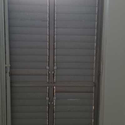 תריסים סגורים על חלון עם אור שמש
