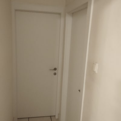 שתי דלתות לבנות במסדרון צר