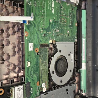 לוח אם של מחשב נייד עם מאוורר וכונן SSD