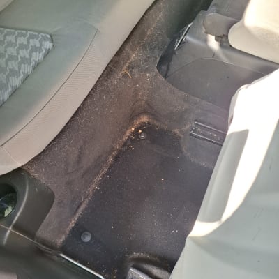 רכב עם מושבים מלוכלכים לפני ניקוי