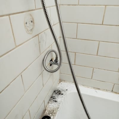 אמבטיה עם צינור מים ותיקון קיר