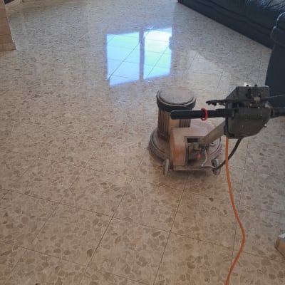 מכונת פוליש על רצפת אריחים מבריקה