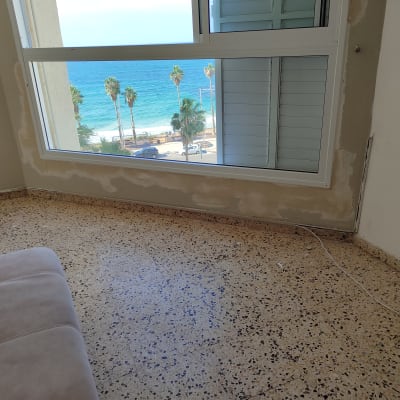 קיר עם תיקוני טיח ליד חלון גדול