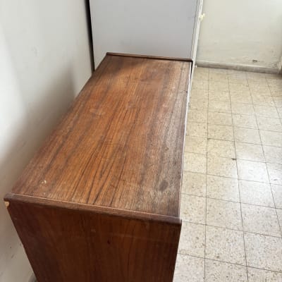 שולחן עץ עם פגמים קטנים בפינה