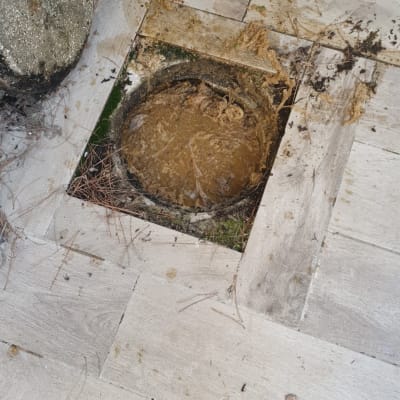 פתח ביוב פתוח עם לכלוך מסביב