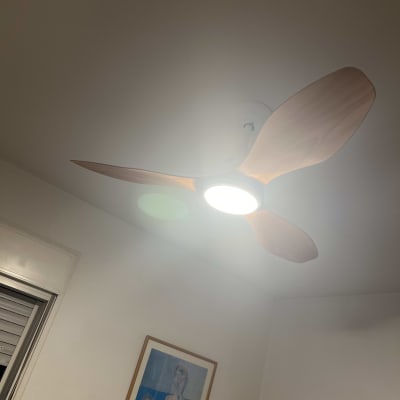 מאוורר תקרה עם תאורה דולקת בחדר