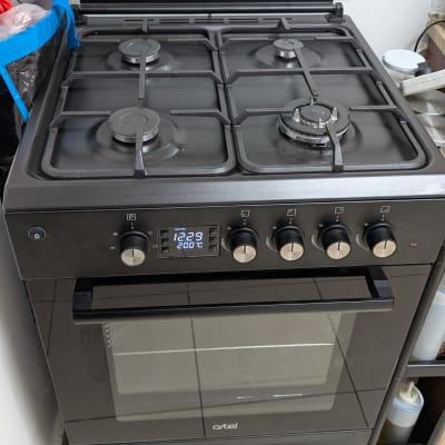 תנור גז שחור עם ארבעה מבערים