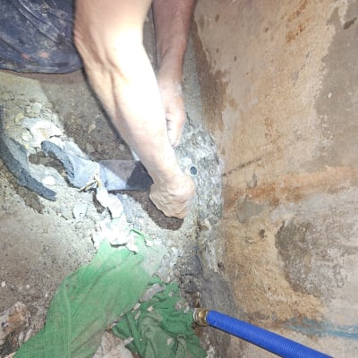 עבודת תיקון צנרת בקיר עם כלי עבודה