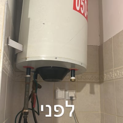 דוד שמש מותקן על קיר עם צינורות