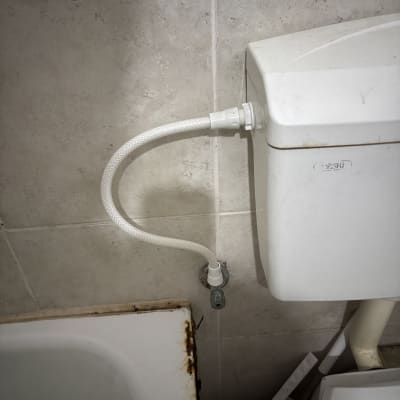 ניאגרה גלויה מחוברת באמצעות צינור גמיש לברז אספקת מים