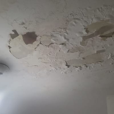 תקרה מתקלפת עם סימני רטיבות