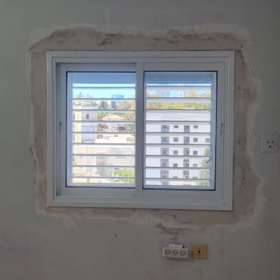 חלון חדש מותקן בקיר עם טיח טרי