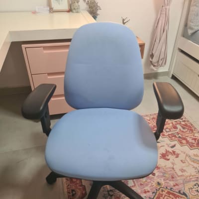 כיסא משרדי כחול עם כתמים לניקוי