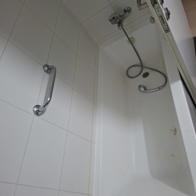 אמבטיה עם ברז ומקלחת יד