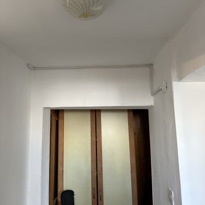 מנורת תקרה עגולה עם חוטי חשמל גלויים