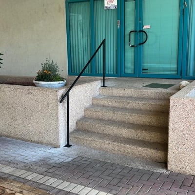מעקה ליד גרם מדרגות