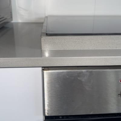 שיש אפור במטבח עם תנור נירוסטה