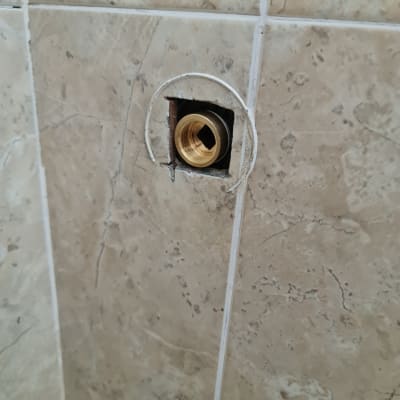 חיבור צנרת מים בקיר אריחים