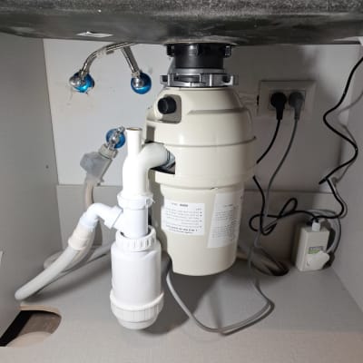 מערכת סינון מים מתחת לכיור עם צינורות וחיבורים