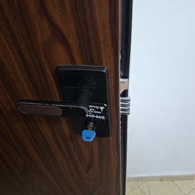 דלת עץ עם מנעול ומפתח כחול