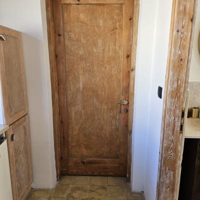 דלת עץ עם ידית מתכת בחדר