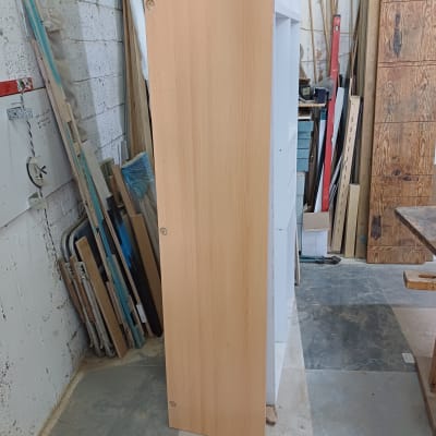 לוח עץ עומד בסדנת נגרות עם כלים וחומרים